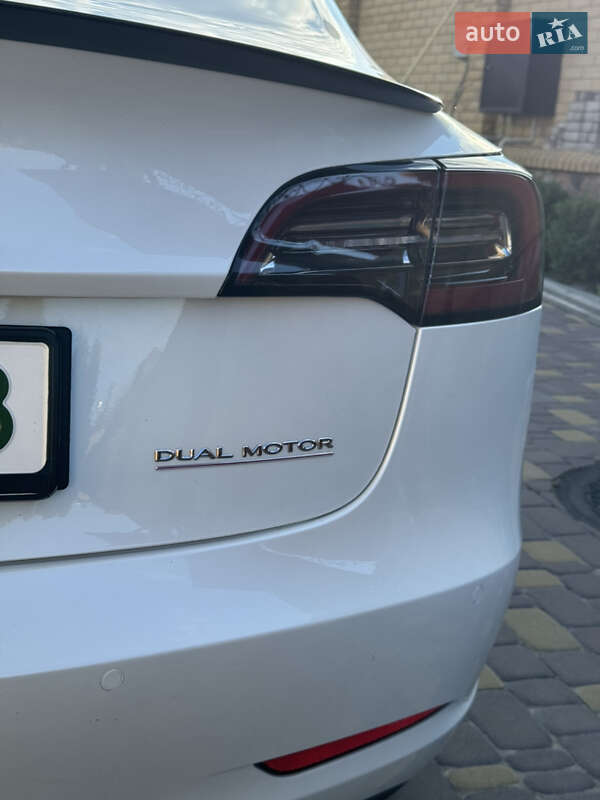 Седан Tesla Model 3 2020 в Киеве