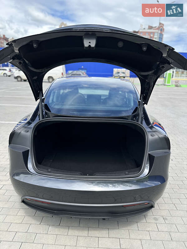 Седан Tesla Model 3 2024 в Умани