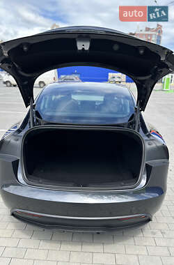 Седан Tesla Model 3 2024 в 