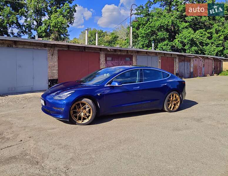 Седан Tesla Model 3 2019 в Киеве