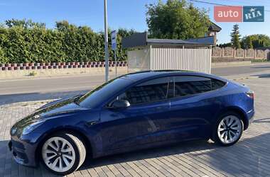 Седан Tesla Model 3 2022 в 