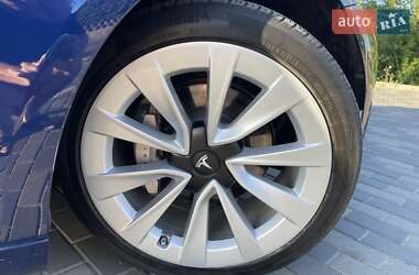Седан Tesla Model 3 2022 в 