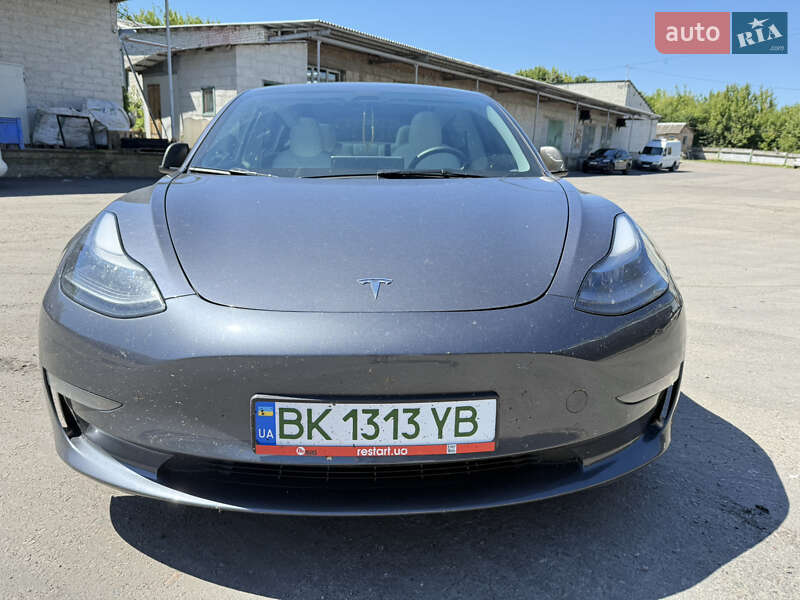 Седан Tesla Model 3 2023 в Ровно