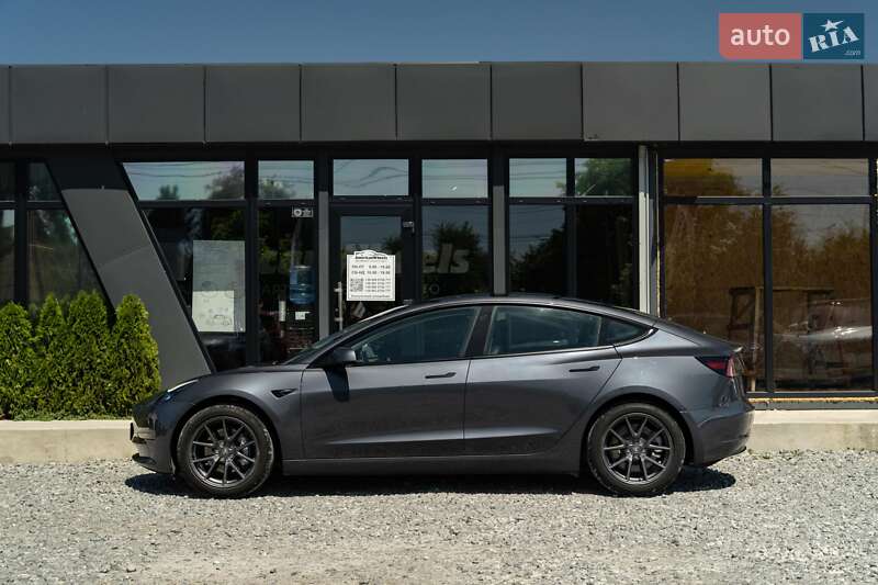 Седан Tesla Model 3 2022 в Черновцах