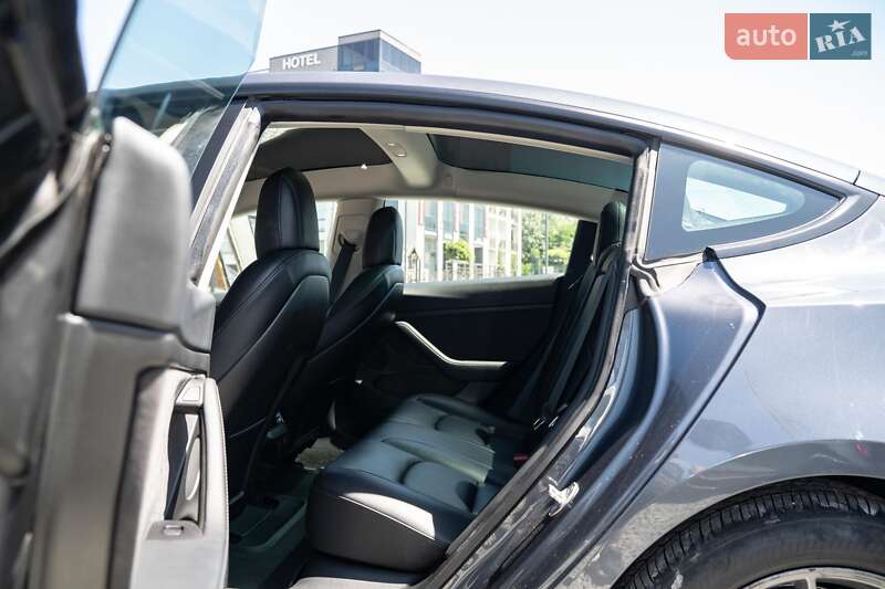 Седан Tesla Model 3 2022 в Черновцах