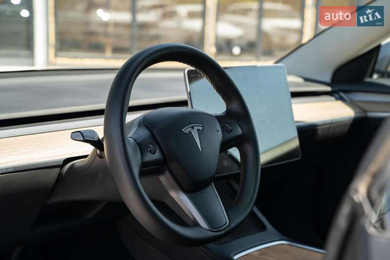 Седан Tesla Model 3 2022 в Черновцах