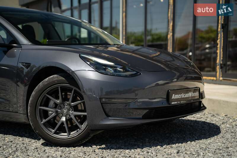 Седан Tesla Model 3 2022 в Черновцах