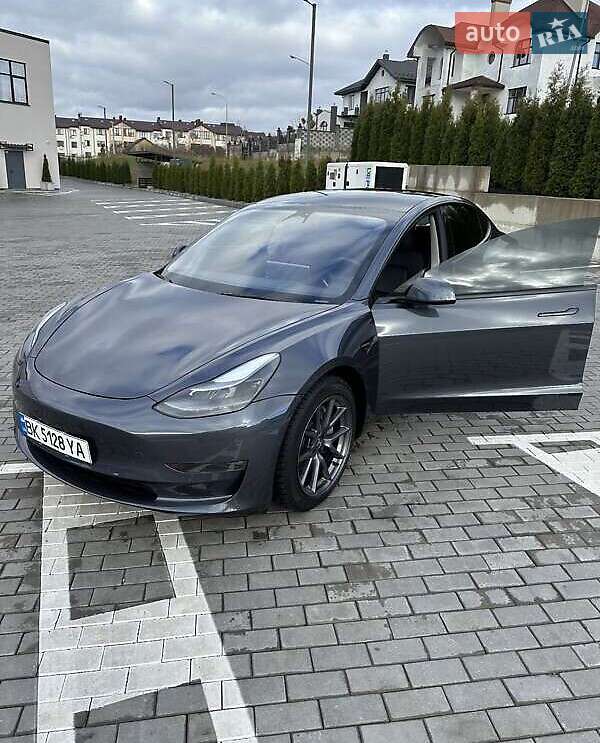 Седан Tesla Model 3 2022 в Львове
