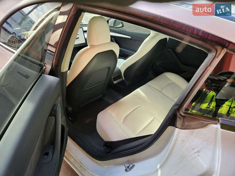 Седан Tesla Model 3 2022 в Львові