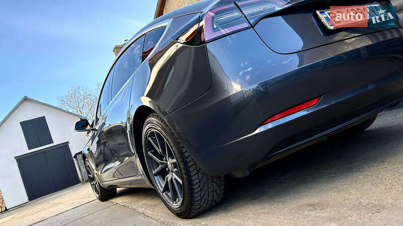 Седан Tesla Model 3 2019 в Львові