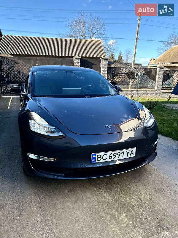 Седан Tesla Model 3 2019 в Львові