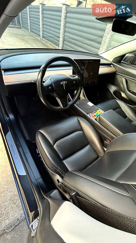 Седан Tesla Model 3 2019 в Львові