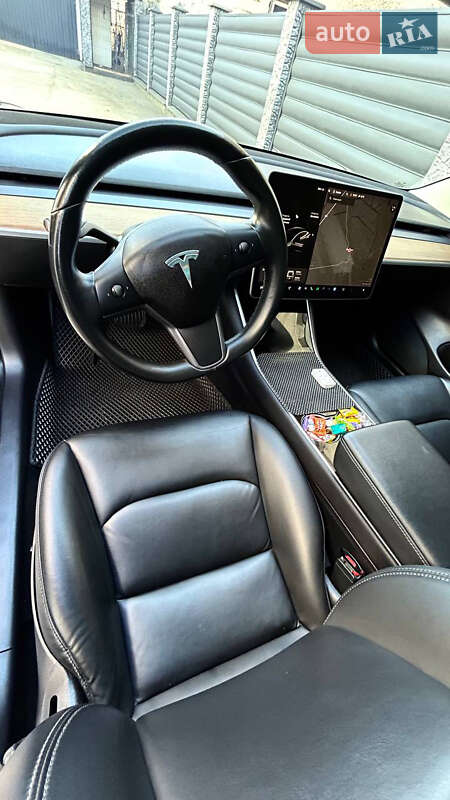Седан Tesla Model 3 2019 в Львові