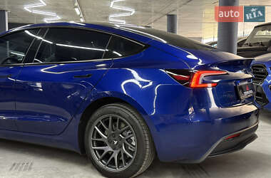 Седан Tesla Model 3 2024 в 