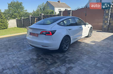 Седан Tesla Model 3 2022 в 
