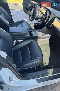 Седан Tesla Model 3 2022 в 