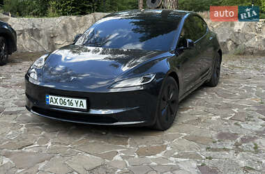 Седан Tesla Model 3 2024 в 