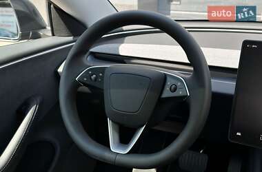 Седан Tesla Model 3 2024 в 
