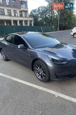 Седан Tesla Model 3 2022 в 