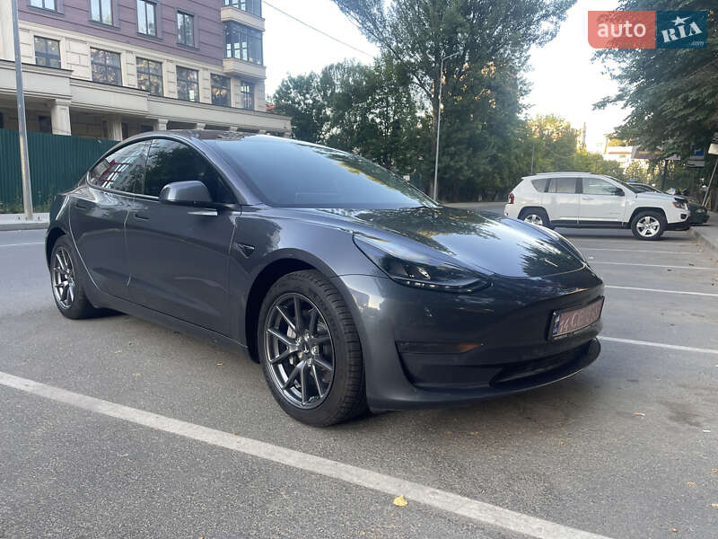 Седан Tesla Model 3 2022 в 