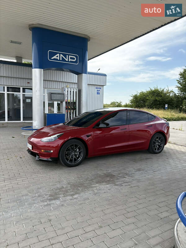 Седан Tesla Model 3 2021 в Чернівцях