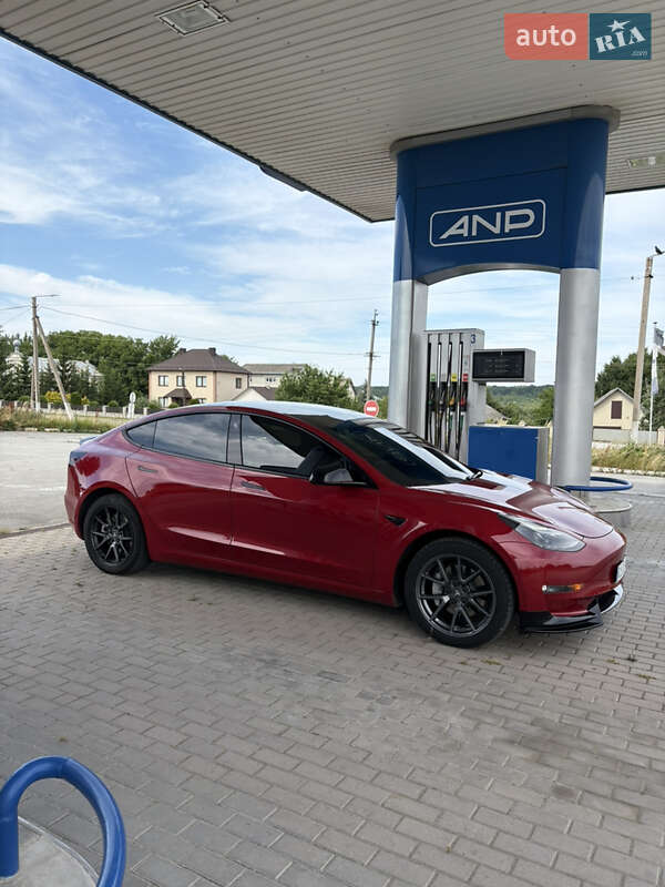 Седан Tesla Model 3 2021 в Чернівцях