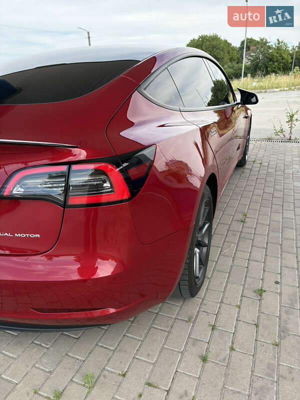 Седан Tesla Model 3 2021 в Чернівцях