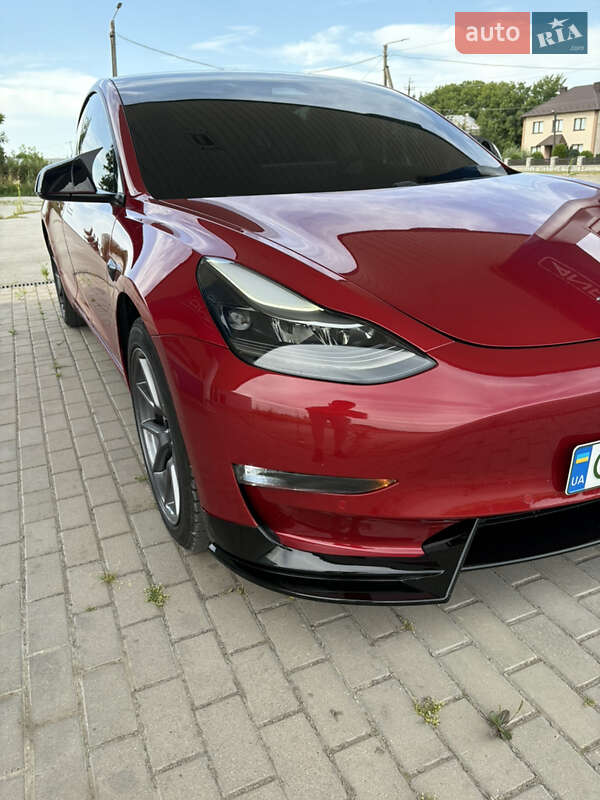 Седан Tesla Model 3 2021 в Чернівцях