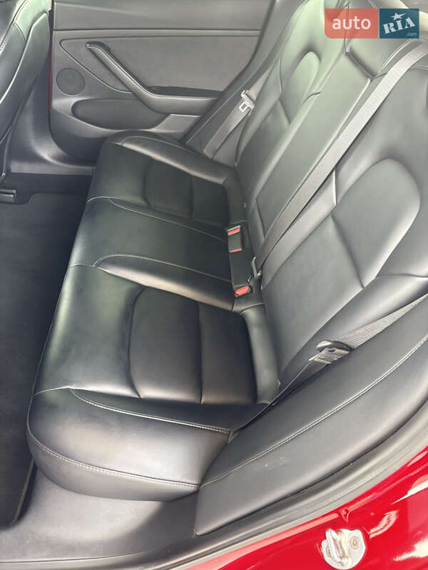 Седан Tesla Model 3 2021 в Чернівцях