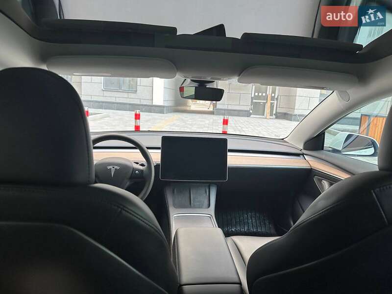 Седан Tesla Model 3 2023 в Львове