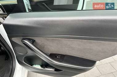 Седан Tesla Model 3 2021 в 