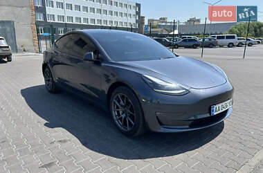 Седан Tesla Model 3 2022 в 