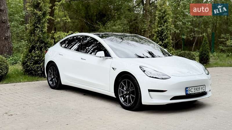 Седан Tesla Model 3 2018 в Львові