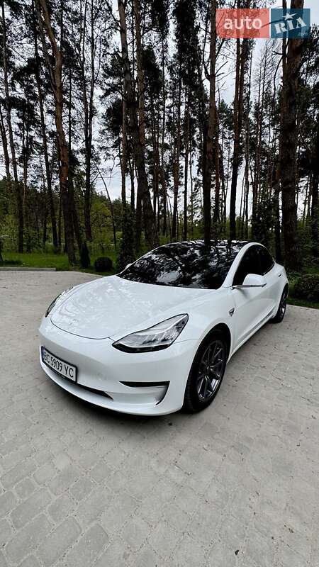 Седан Tesla Model 3 2018 в Львові