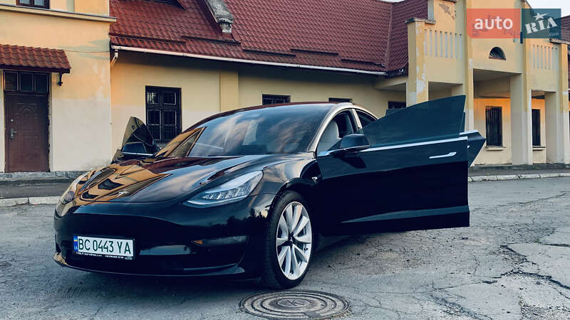 Седан Tesla Model 3 2018 в Жовкві