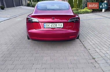 Седан Tesla Model 3 2022 в 