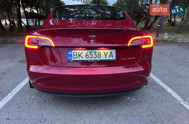 Седан Tesla Model 3 2022 в 