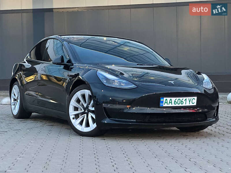 Седан Tesla Model 3 2022 в 
