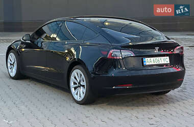Седан Tesla Model 3 2022 в 