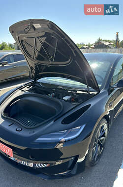 Седан Tesla Model 3 2024 в 