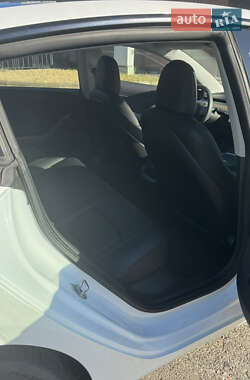 Седан Tesla Model 3 2021 в 