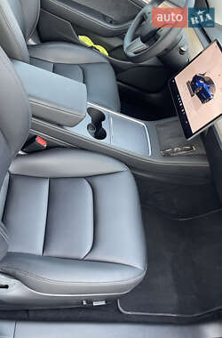 Седан Tesla Model 3 2023 в 