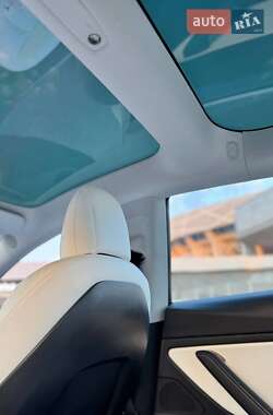 Седан Tesla Model 3 2018 в Львове
