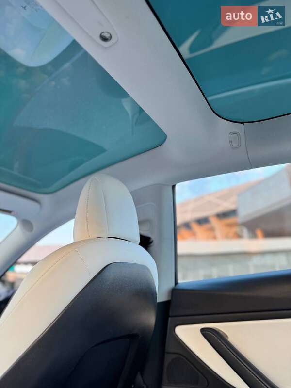 Седан Tesla Model 3 2018 в Львові