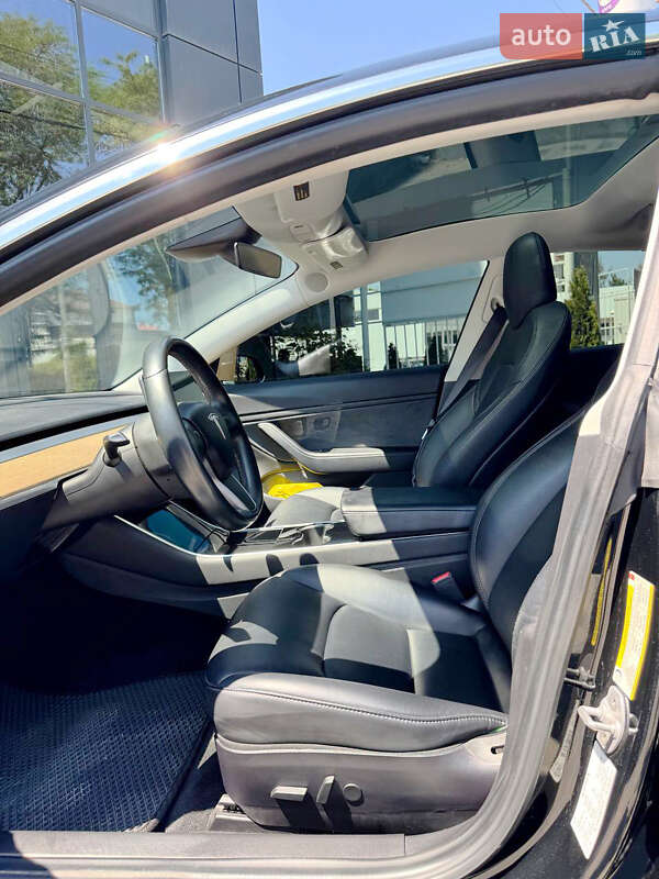 Седан Tesla Model 3 2019 в Одесі