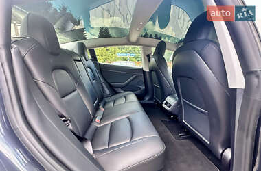 Седан Tesla Model 3 2022 в 