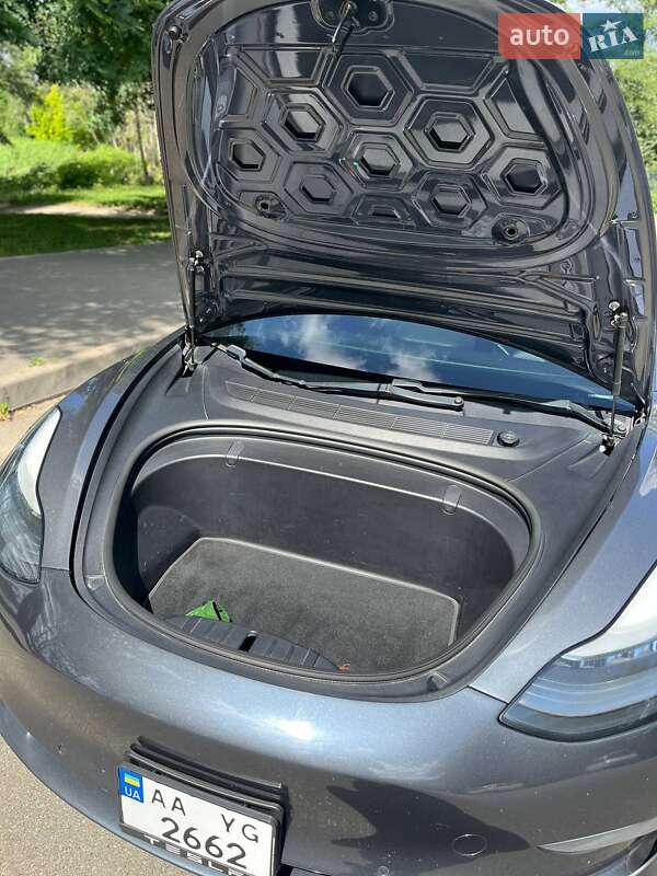 Седан Tesla Model 3 2018 в Ирпене