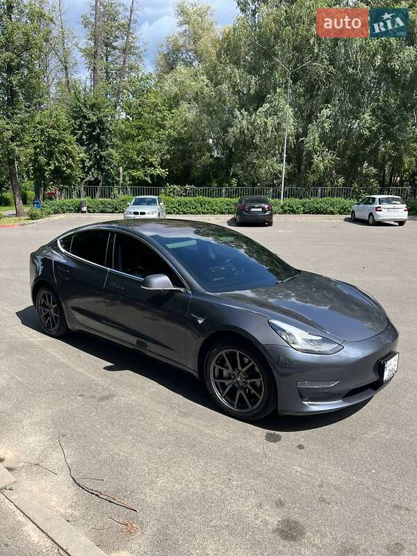 Седан Tesla Model 3 2018 в Ирпене