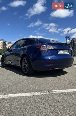 Седан Tesla Model 3 2022 в 