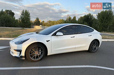 Седан Tesla Model 3 2022 в 